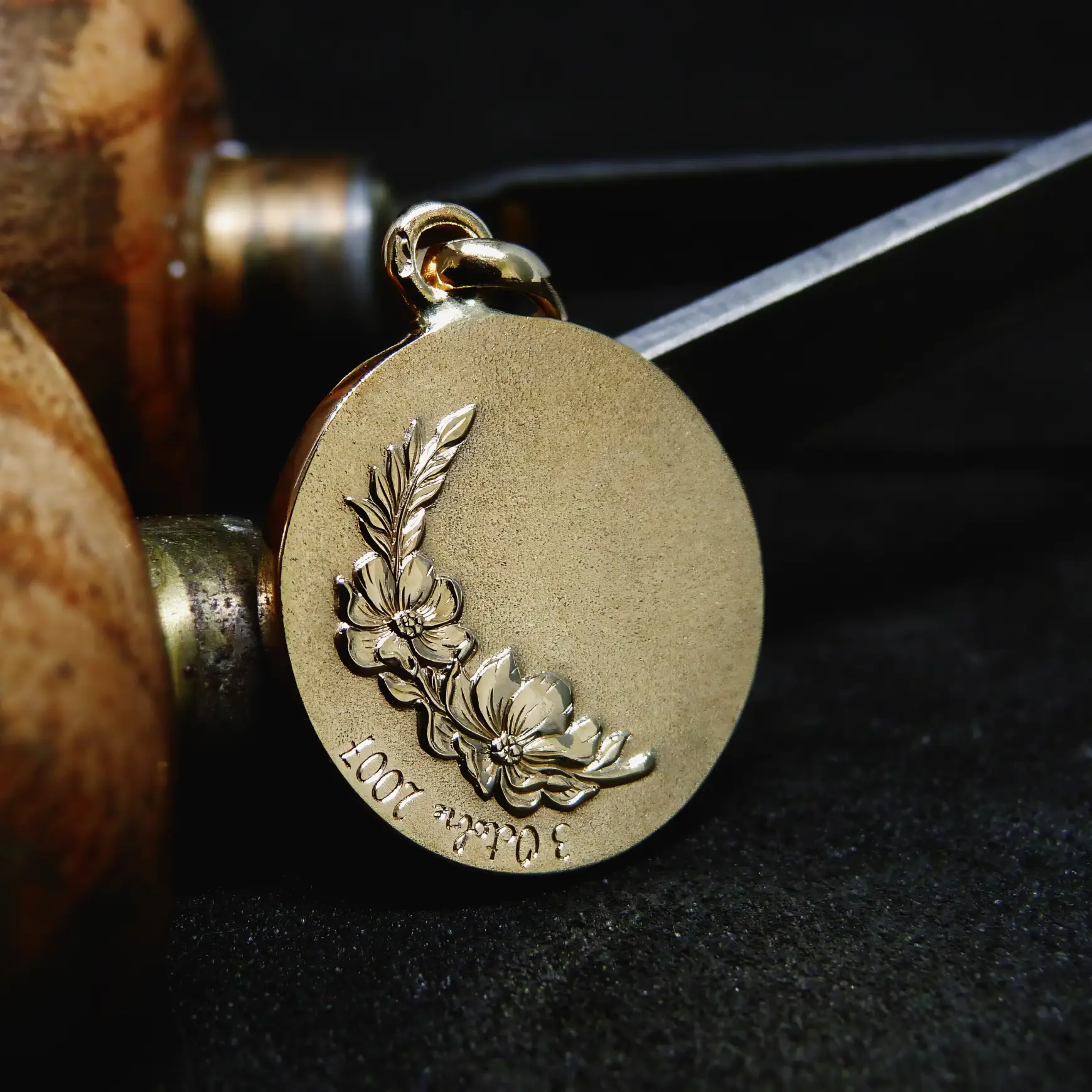 Médaillon en or 18k gravé main, pièce unique sur mesure