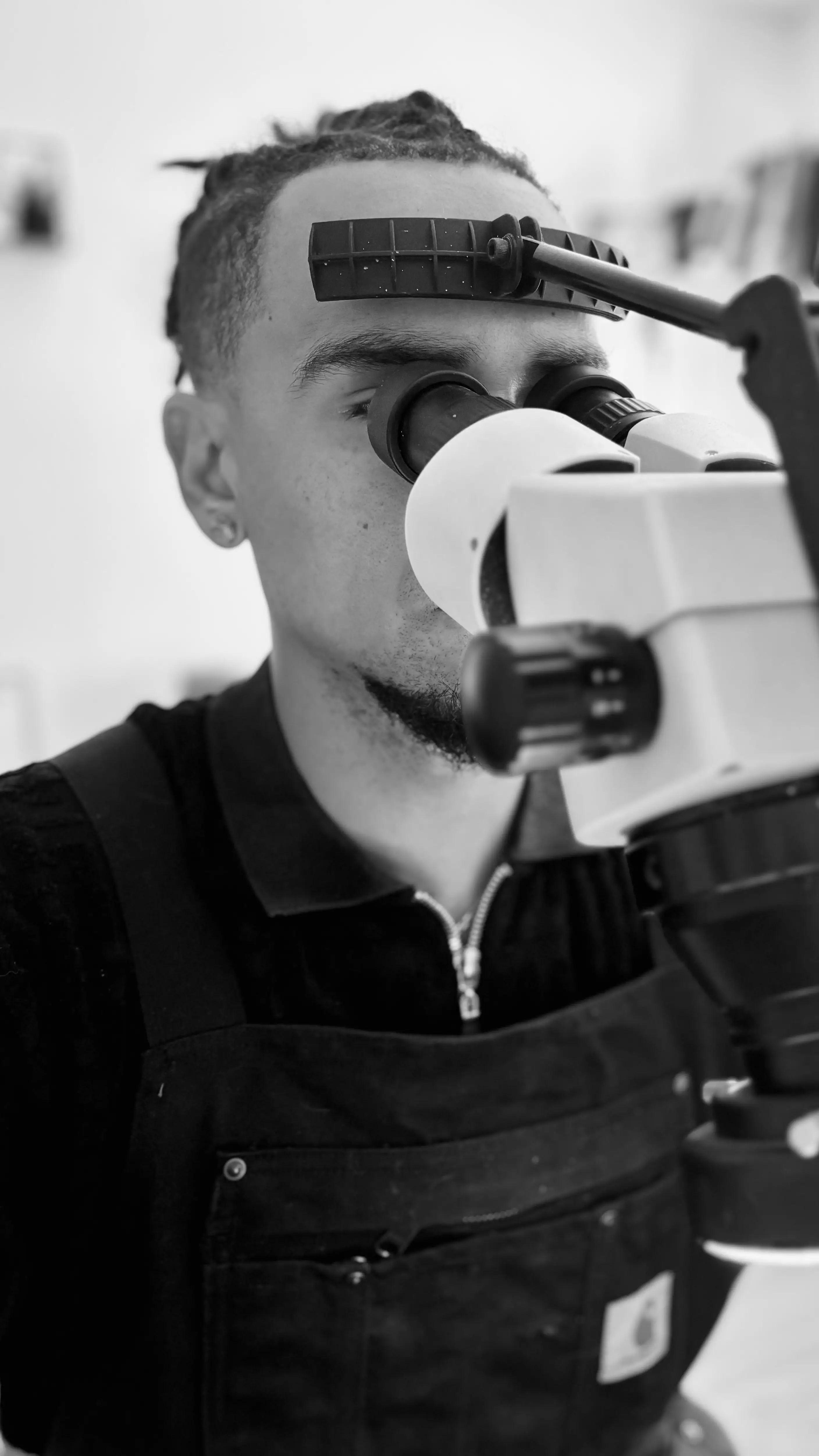 Portrait de Rémi Bultor, artisan graveur diplômé de l'École Boulle